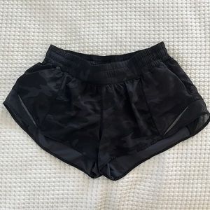 Lululemon low rise hotty hot shorts 2.5in